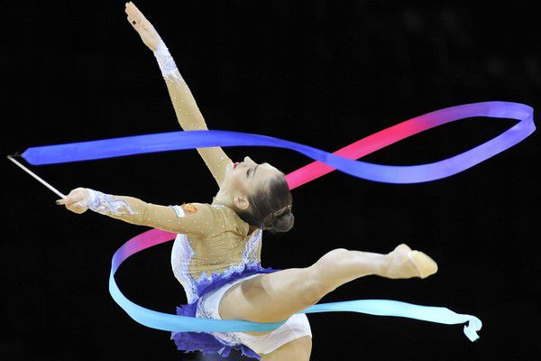 Evgenia Kanaeva-Ribbon-WCH Montpellier 2011-AFP