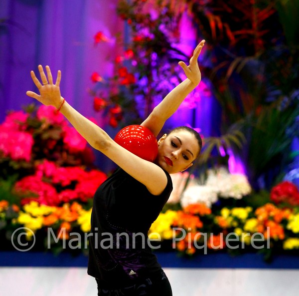 Evgenia Kanaeva-training-WC Corbeil 2012-by Marianne Piquerel