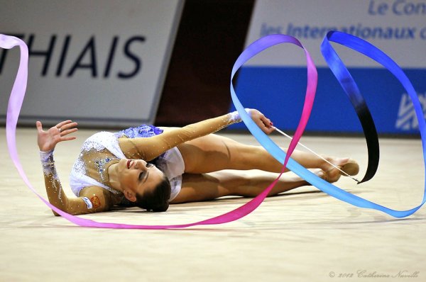 Evgenia Kanaeva-Ribbon-GP Thiais 2012-by Catherine Nuville-01