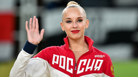 2917961 20.08.2016 Яна Кудрявцева (Россия), завоевавшая серебряную медаль в индивидуальном многоборье по художественной гимнастике на XXXI летних Олимпийских играх, на церемонии награждения. Александр Вильф/РИА Новости